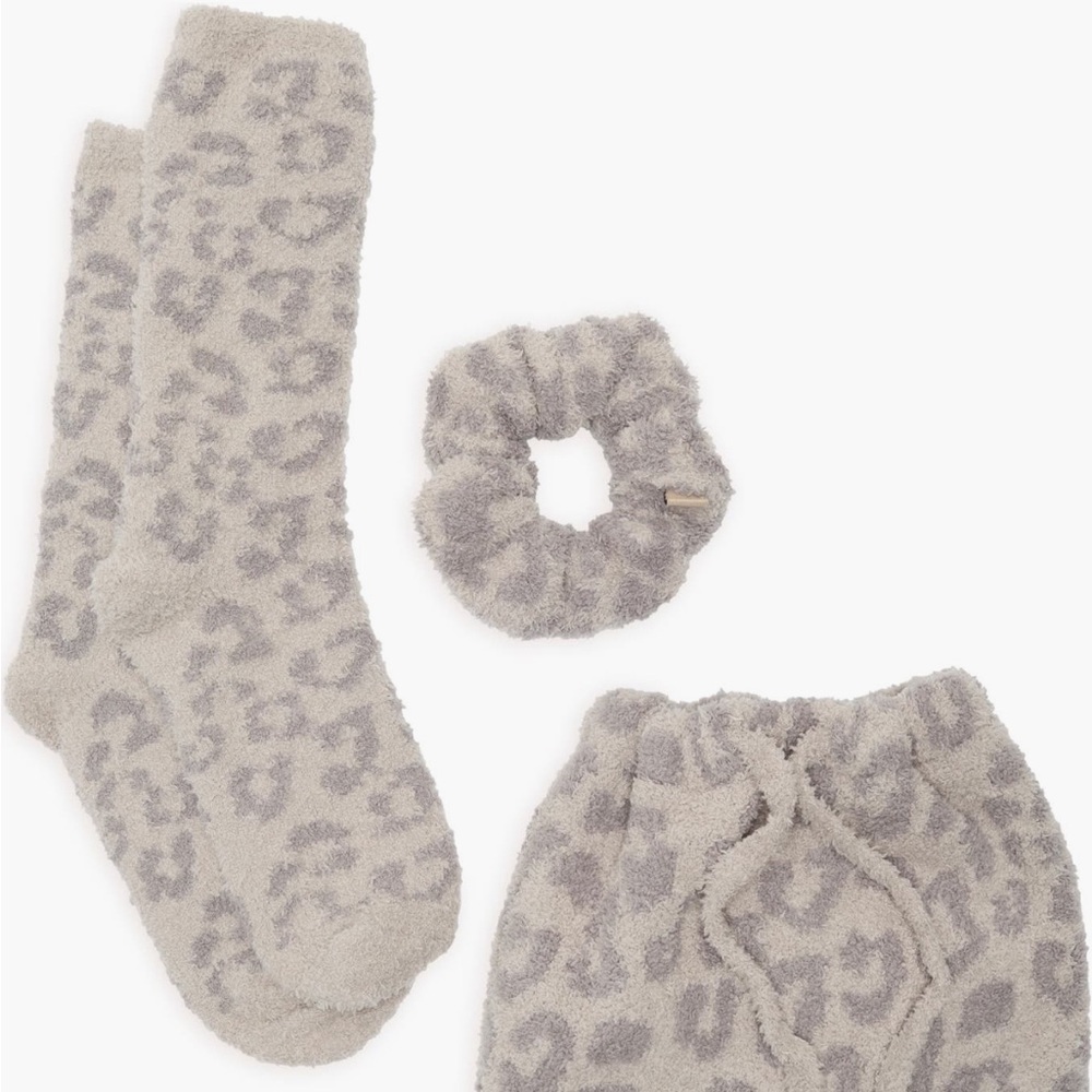 NWT-Barefoot Dreams Cozy Gray Leopard Print women’s sock and scrunchie set.